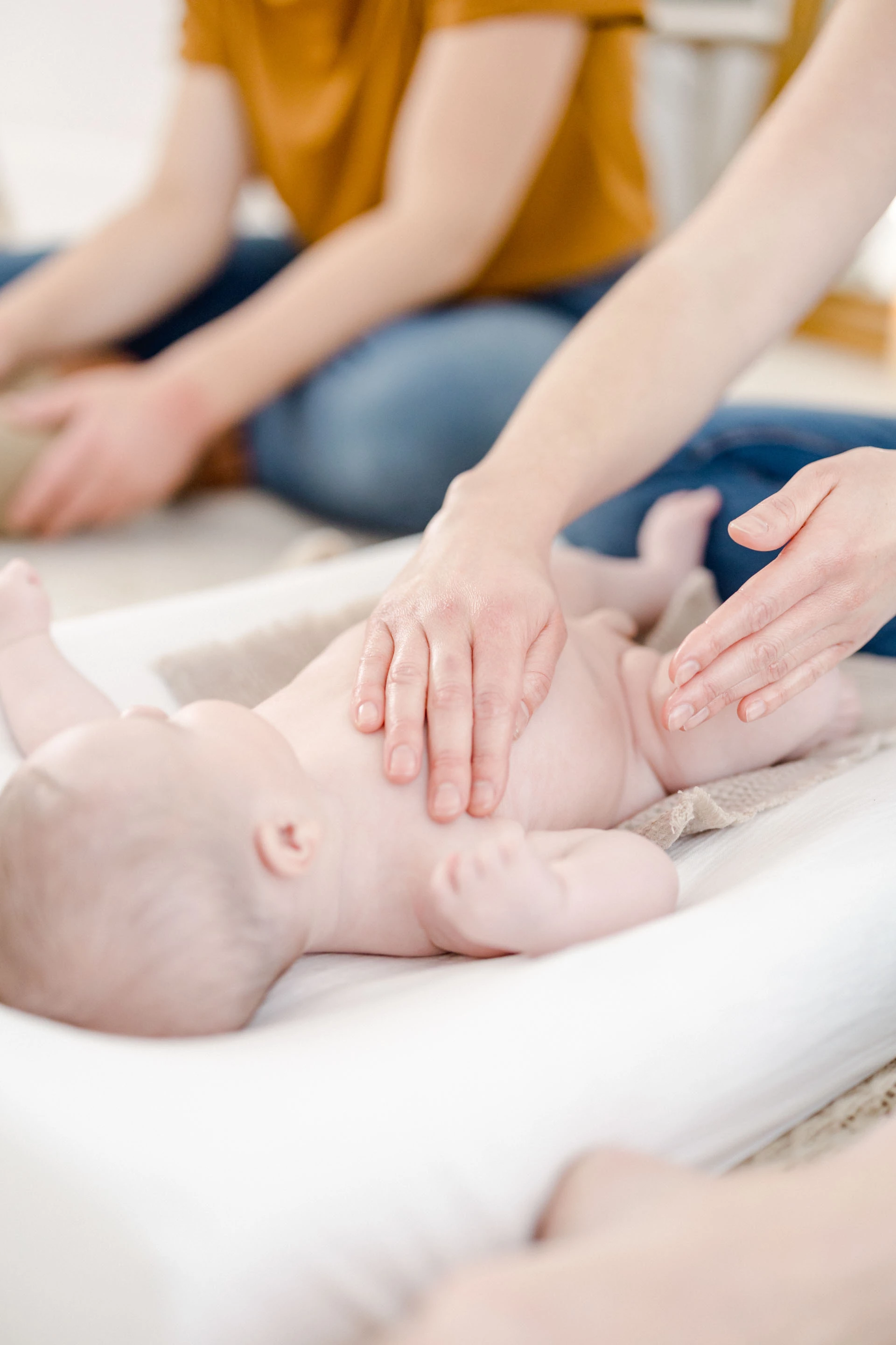 enfant geste marron gris